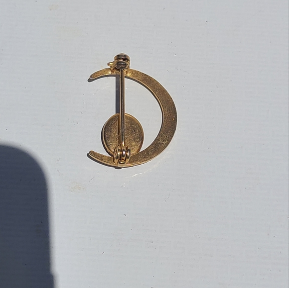 Vintage Cameo On Half Moon Brooch Textured Gold Tone And Resin - Picture 3 of 4